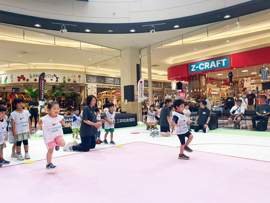 基礎運動をする子供達