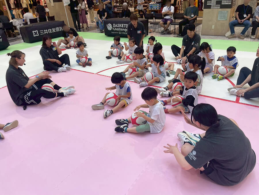 先生のお話を聞く子供達