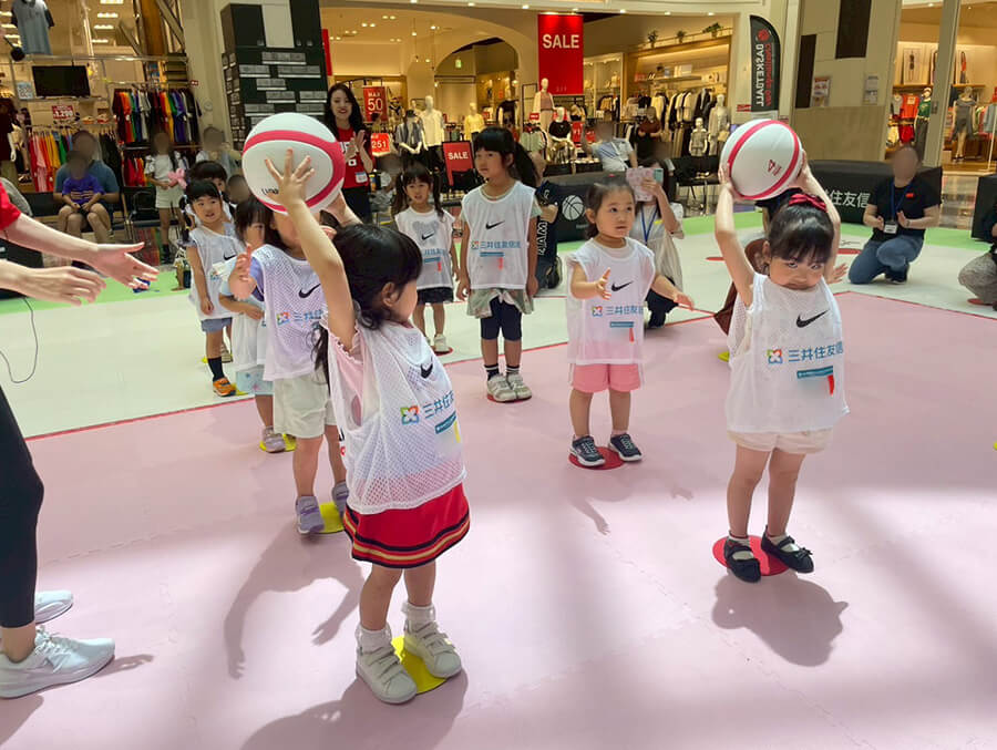 ボール運びゲームする子供たち