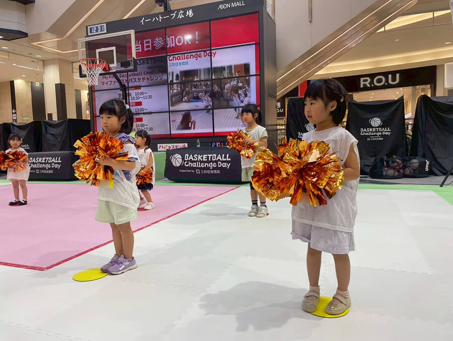 ダンスレクチャーしている子供たち