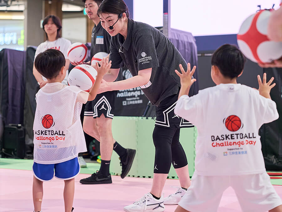 ボールで遊ぶ子供達