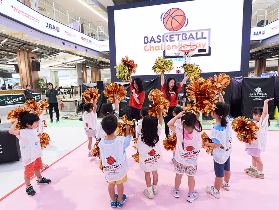 ダンスレクチャーをしている子供たち