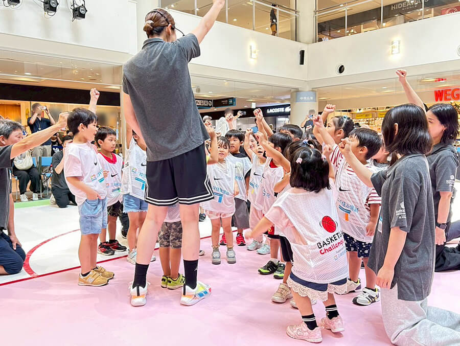 先生のお話を聞く子供達