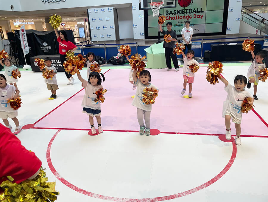 ダンス発表会している子供たち