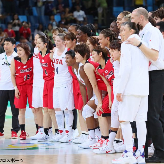 試合後、女王・アメリカと笑顔で集合写真に応じる「アカツキファイブ」女子日本代表チーム