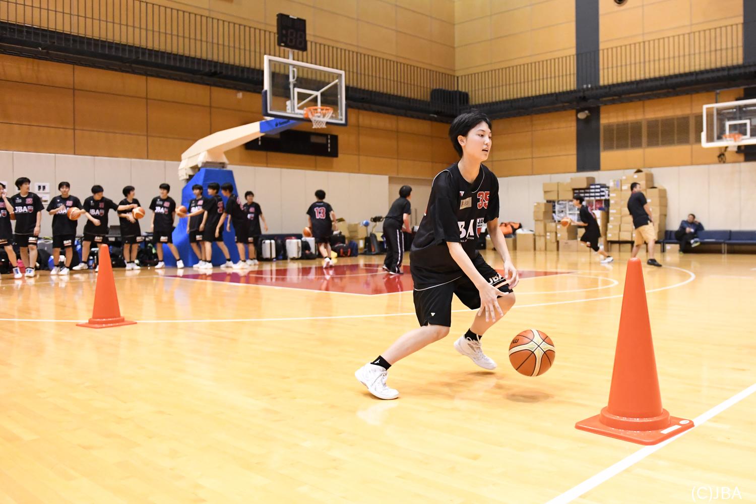 コーンを使ったドリブル練習 公益財団法人日本バスケットボール協会