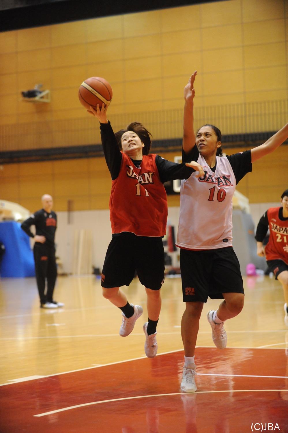 ドライブから力強くシュートに行く川原 ゆい選手 トヨタ紡織 サンシャインラビッツ 公益財団法人日本バスケットボール協会