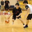 ドリブルでチャンスを伺う西戸 良選手(慶應義塾大学 3年)