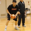 長谷川 健志ヘッドコーチの指示を受け、見本を見せる古川 孝敏選手(リンク栃木ブレックス)