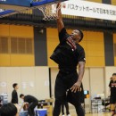 明るくチームを引っ張るアイラ・ブラウン選手(サンロッカーズ渋谷)のダンクシュート