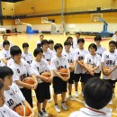 説明を真剣に聞く選手たち