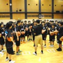 鈴木 良和コーチのところに集まる選手たち