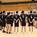 トーステン・ロイブルコーチの下で練習を開始する選手たち