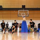 リバウンド争いから速攻に転じる