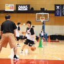 インサイドアウトドリブルでディフェンスをかわす