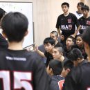 鈴木コーチの説明を真剣に聞く