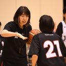 細かく指導する萩原美樹子コーチ