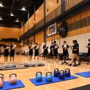 トレーニングの説明を受ける選手たち