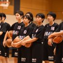 コーチの動きを真剣に見つめる選手たち