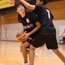 競り合うなかでもゴールを狙う