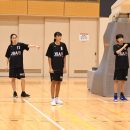 コーチの問いかけに答える選手たち