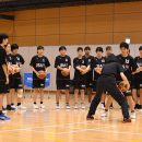 萩原美樹子コーチからきめ細かい指導を受ける