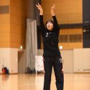 元WNBAプレーヤーがシュートの手本を見せる