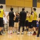 選手を集めて指示を出す長谷川 健志ヘッドコーチ