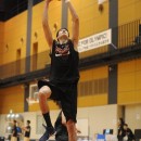 豪快なダンクシュートで魅了する渡邊 雄太選手(ジョージ・ワシントン大学 2年)