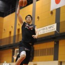 渡邊 雄太選手に続き、ダンクへ行く竹内 譲次選手