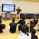 FIBA男子オリンピック世界最終予選でのチェコ戦の映像を見ながら日本が目指すバスケットを伝える長谷川 健志ヘッドコーチ