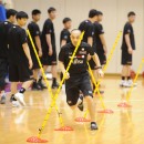 バスケットに必要な横の動きを養うポールを使ったダッシュを説明する佐藤 晃一コーチ