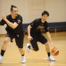 比江島 慎選手(シーホース三河)と永吉 佑也選手(川崎ブレイブサンダース)のピック＆ロール