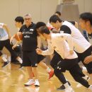 ダッシュする選手とフリオ・ラマスヘッドコーチ