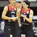 #11 宇都 直輝選手(富山グラウジーズ)と#7 篠山 竜青選手(川崎ブレイブサンダース)
