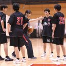 スクリーンを使う選手に行くべきコースを指導する