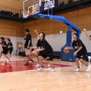 女子もコーディネーションドリルに挑戦