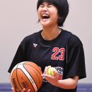ときに笑顔がはじける場面も