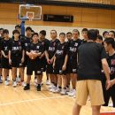 細かな情報も聞き逃さまいとする選手たち