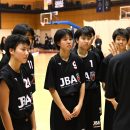 真剣な表情で萩原コーチの話を聞く選手たち