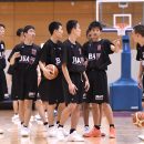 選手間で意見を交わす