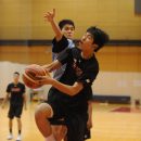 ドライブからステップでディフェンスをかわしシュートを決める鍵谷 和輝選手(桐光学園高校 1年)