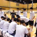 試合前に指示を出すトーステン・ロイブルヘッドコーチ