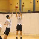 3Pシュートを打つ西田 公陽選手(福岡大学附属大濠高校 1年)
