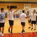 勝ったホワイトチームはガッツポーズ