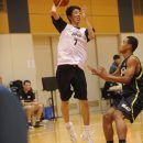 逆サイドにパスを送る岩﨑 光瑠選手(近畿大学附属高校 1年)