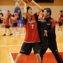 体を当ててゴールを狙う平下 愛佳選手(長久手市立南中学校 3年)