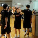 仲間とハイタッチし、苦しい練習を乗り切る選手たち