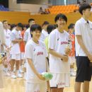 記念品を手に笑顔を向ける#4 三間 瑠依選手(県立広島皆実高校 3年)と#9 山本 麻衣選手(桜花学園高校 3年)