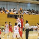 多くの観客が見守る中、ティップオフ